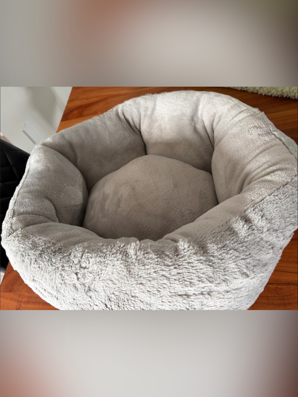 Plush Round Pet Bed in Light Gray